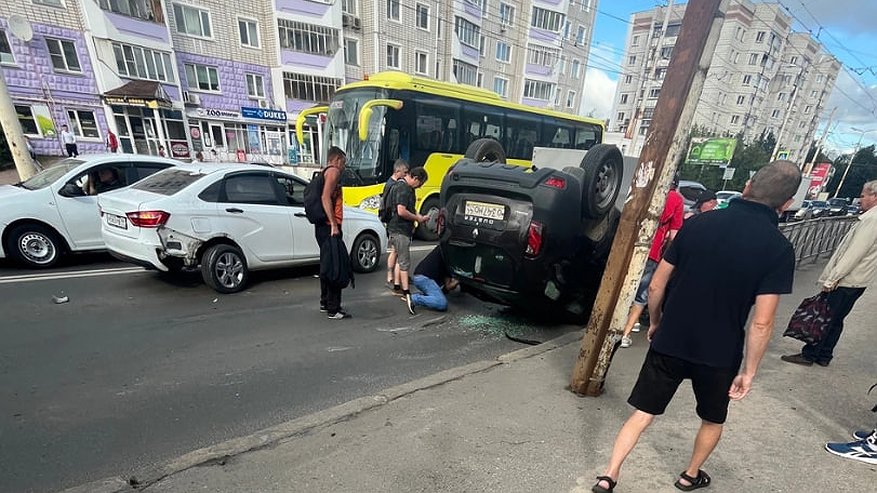 Главная картинка новости: В Костроме около СИЗО пенсионер перевернулся на автомобиле
