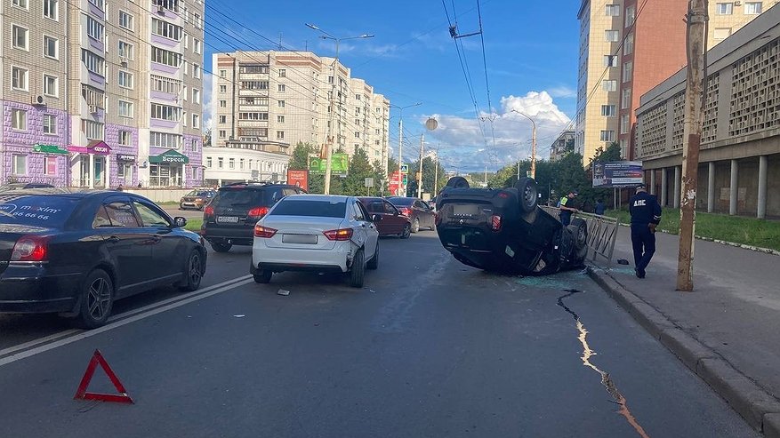 Главная картинка новости: В Костроме "Рено" перевернулась на крышу после ДТП с "Ладой"