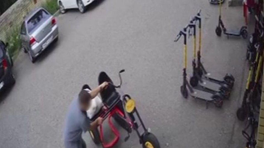 Главная картинка новости: Костромич угнал веломобиль, так как мужчине было лень идти пешком до дома