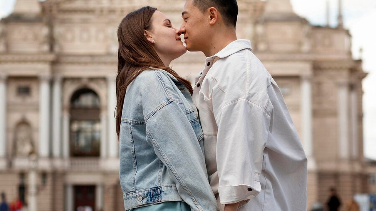 Главная картинка новости: У Львов невероятная страсть, у Весов крик отчаяния — гороскоп на любовь