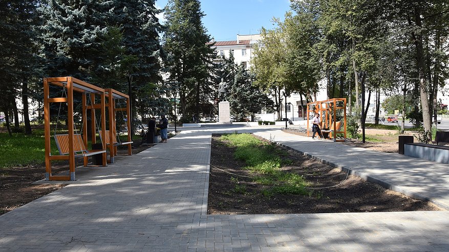 Главная картинка новости: В Костроме заканчивают благоустраивать сквер на площади Конституции