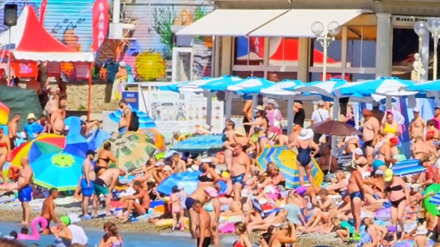 Главная картинка новости: Пробки даже на входе в море: под Геленджиком закончились места на пляже и в отелях
