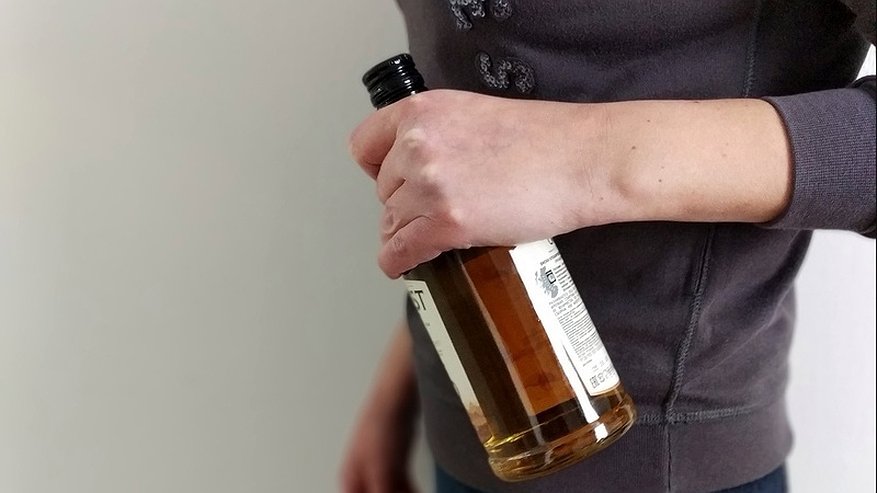 Главная картинка новости: Пьяный костромич украл из магазина алкоголь и оскорбил полицейского
