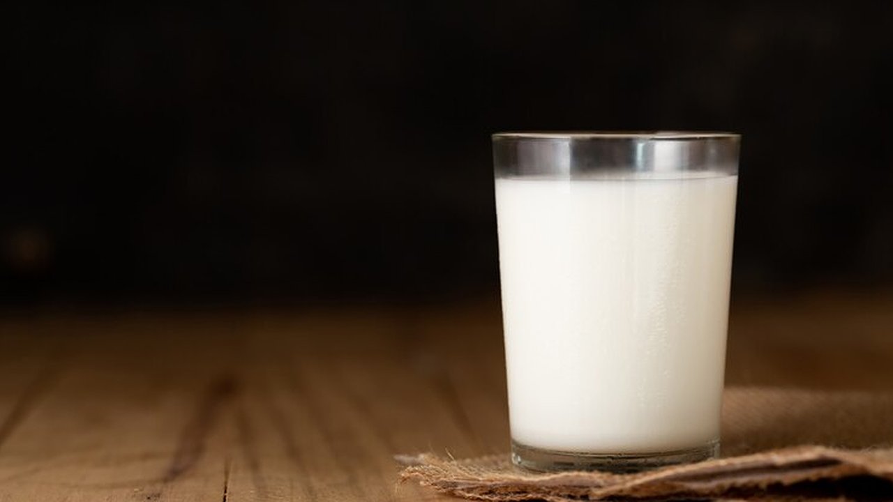 Главная картинка новости: "Ничего натурального - обычная подкрашенная белая вода": в Роскачестве назвали марку молока из черного списка