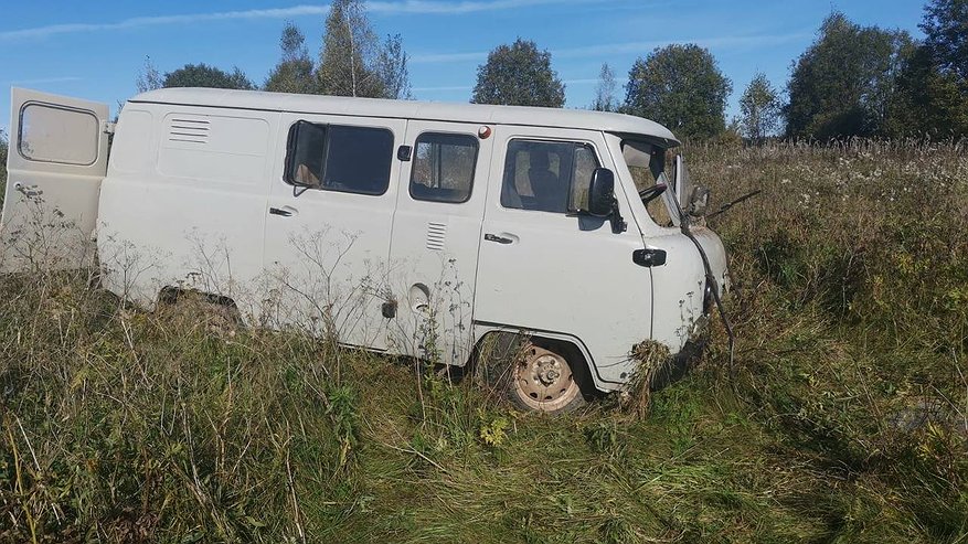 В Островском районе "УАЗ"улетел в кювет: пострадал 62-летний пассажир, водитель скрылся