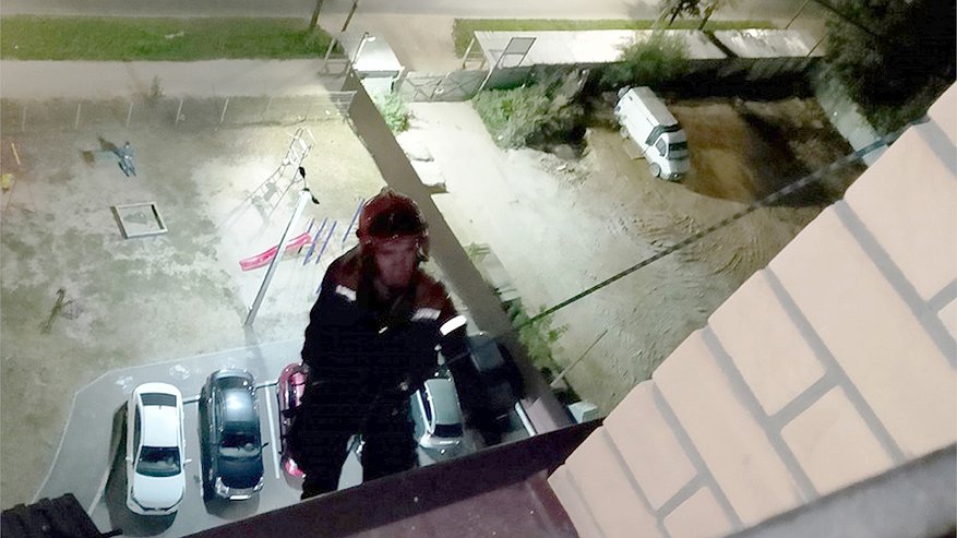 Главная картинка новости: В Костроме спасателям пришлось спасать малыша через окно