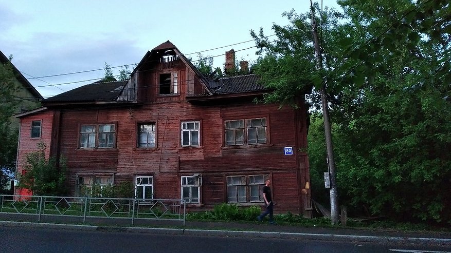 В Костроме сирота съехал из столетнего аварийного дома только после вмешательства следователей