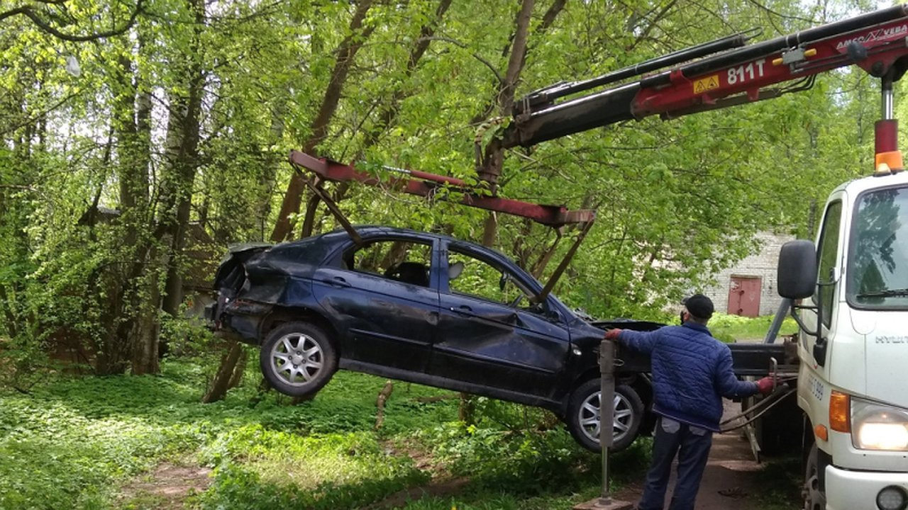 Главная картинка новости: Костромичи чаще всего жалуются властям на неправильную парковку машин на газонах