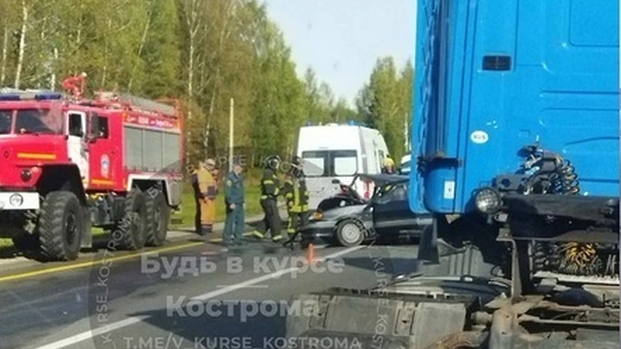 Главная картинка новости: На въезде в Кострому произошло крупное ДТП: пострадавшего “вырезали” из авто