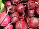 Варить свеклу часами не нужно — хватит 15 минут: овощ станет вкуснее и сочнее всего благодаря одной уловке