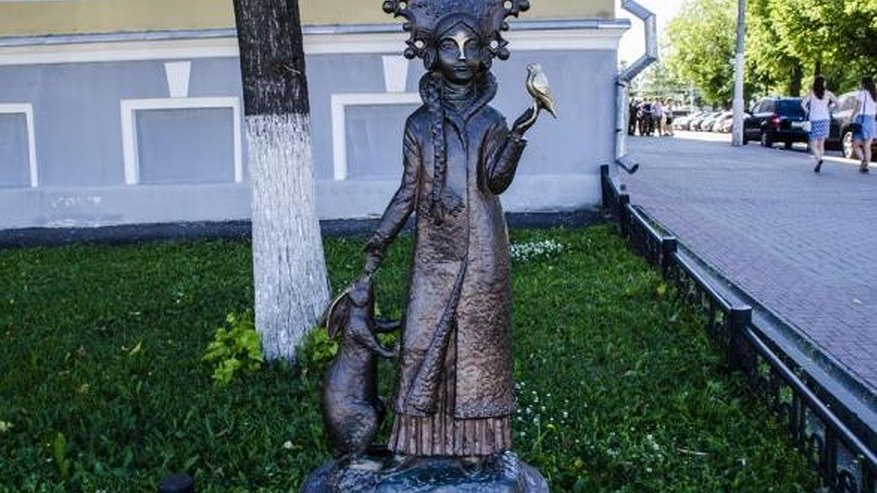 Главная картинка новости: Фигурка снегурочки с зайцем пропала от городской администрации в Костроме