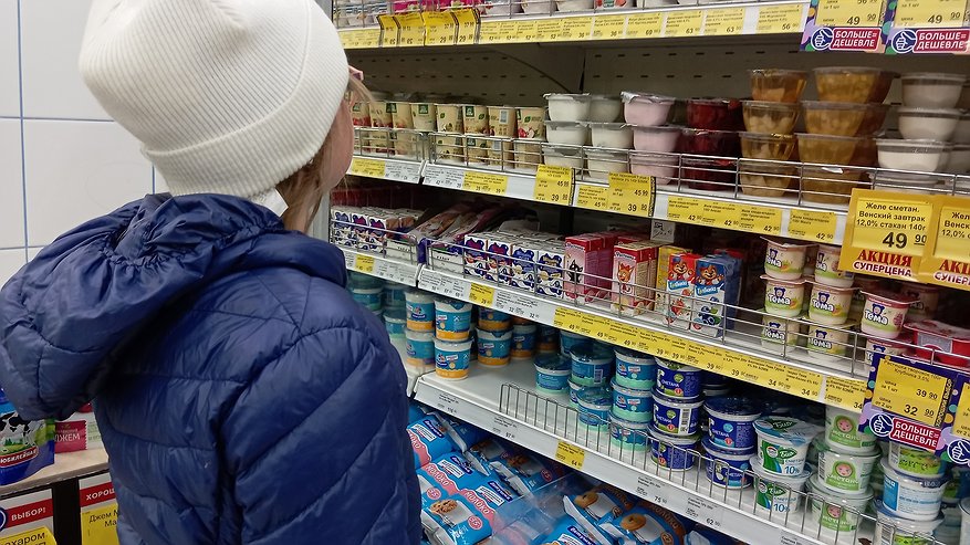 Главная картинка новости: "Вода с побелкой": Росконтроль назвал марки молока, которые нельзя покупать даже по большой скидке