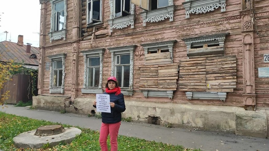 Главная картинка новости: В Костроме общественники просят сохранить дом с резными наличниками