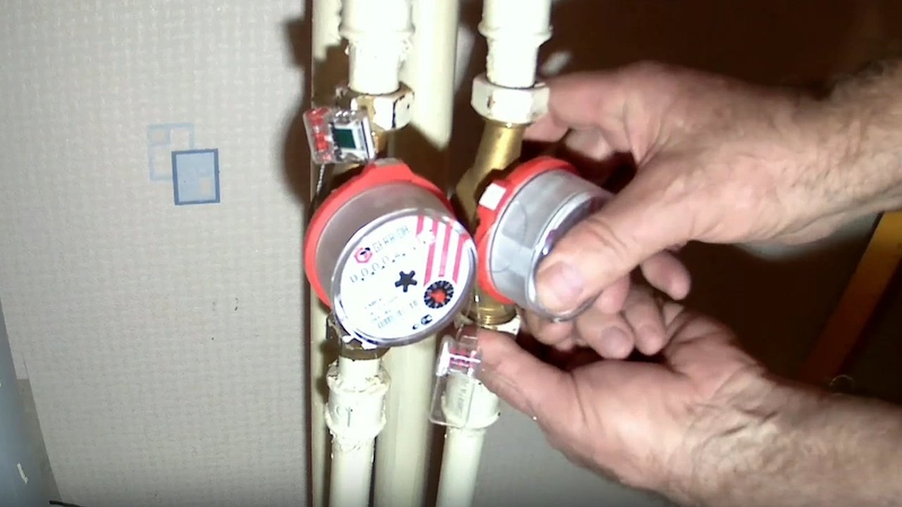 Главная картинка новости: С собственниками сыграли злую шутку: с октября новое бремя для всех, у кого в квартире стоят счетчики больше 3 лет