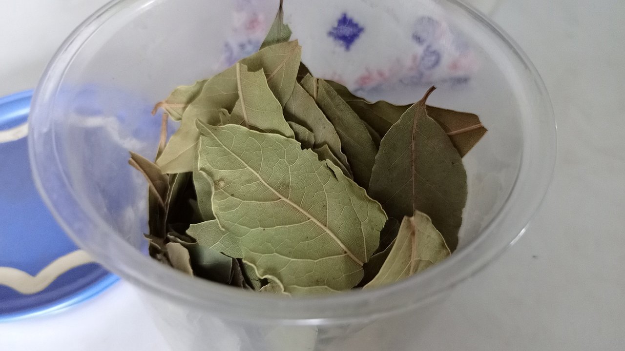 Главная картинка новости: Жарю лавровый лист на сковородке и не знаю никаких бед - бабушка научила меня этому незамысловатому трюку