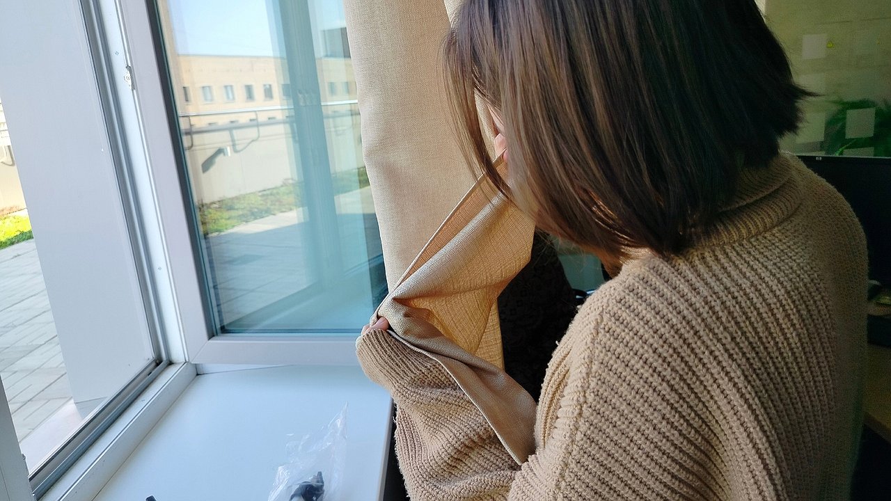 Главная картинка новости: Справился за 5 минут и всю зиму не мерзну: наклеил и из окон больше не дует, а подоконник теплый