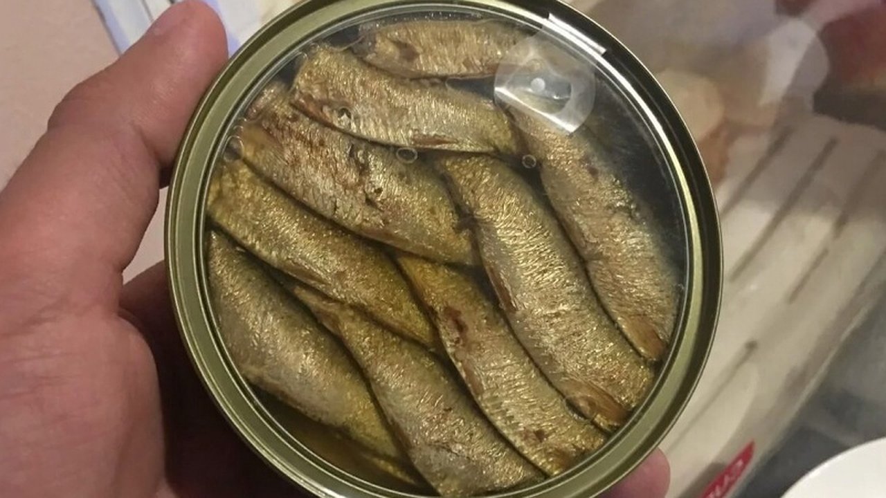 Главная картинка новости: Что кладут в банки вместо рыбы: специалисты Роскачества проверили шпроты 22 торговых марок