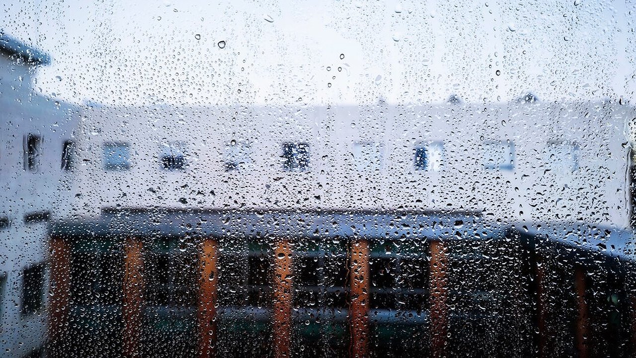 Главная картинка новости: Конденсат больше не проблема: три простых способа справиться с плачущими окнами и лоджиями