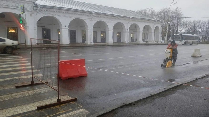 Главная картинка новости: Новые автобусные остановки в центре Костромы начали обустраивать