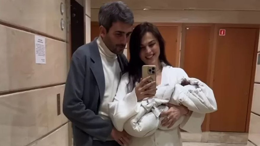 Главная картинка новости: Щадящие «лотосовые роды»: Сати Казанова поделилась подробностями рождения первенца