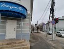 В Костроме прямо возле входа в танцевальный кружок валяется оборванный, высоковольтный провод