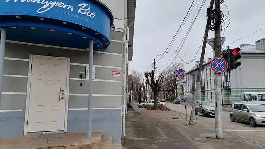 Главная картинка новости: В Костроме прямо возле входа в танцевальный кружок валяется оборванный, высоковольтный провод