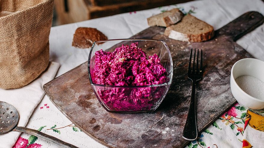 Главная картинка новости: Салат со свеклой и черносливом: вкус и польза в каждой ложке – непривычный рецепт