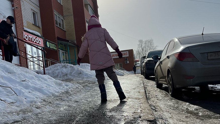 Главная картинка новости: Надежная сцепка со льдом: чем обработать подошву ботинок, чтобы меньше скользить — понадобится сок одного овоща