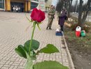 Миллион алых роз: в Костроме боец СВО подарил прохожим цветы