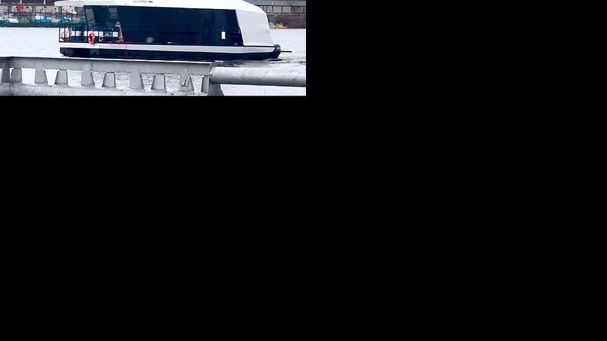 Главная картинка новости: В Костроме капитана севшего на мель плавучего дома оштрафовали на 2,5 млн рублей