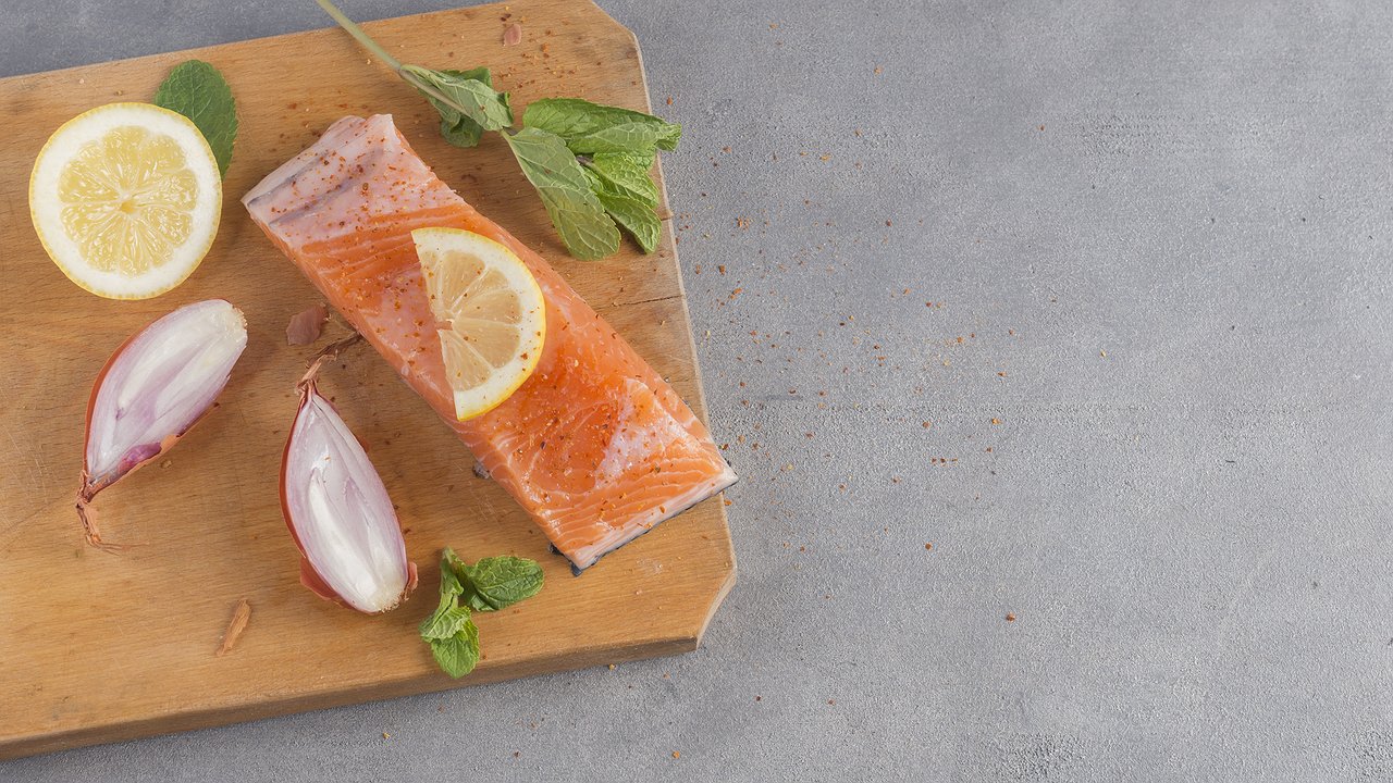 Главная картинка новости: Малосольная красная рыба за 6 часов: кулинарная находка – шикарная закуска на новогодний стол