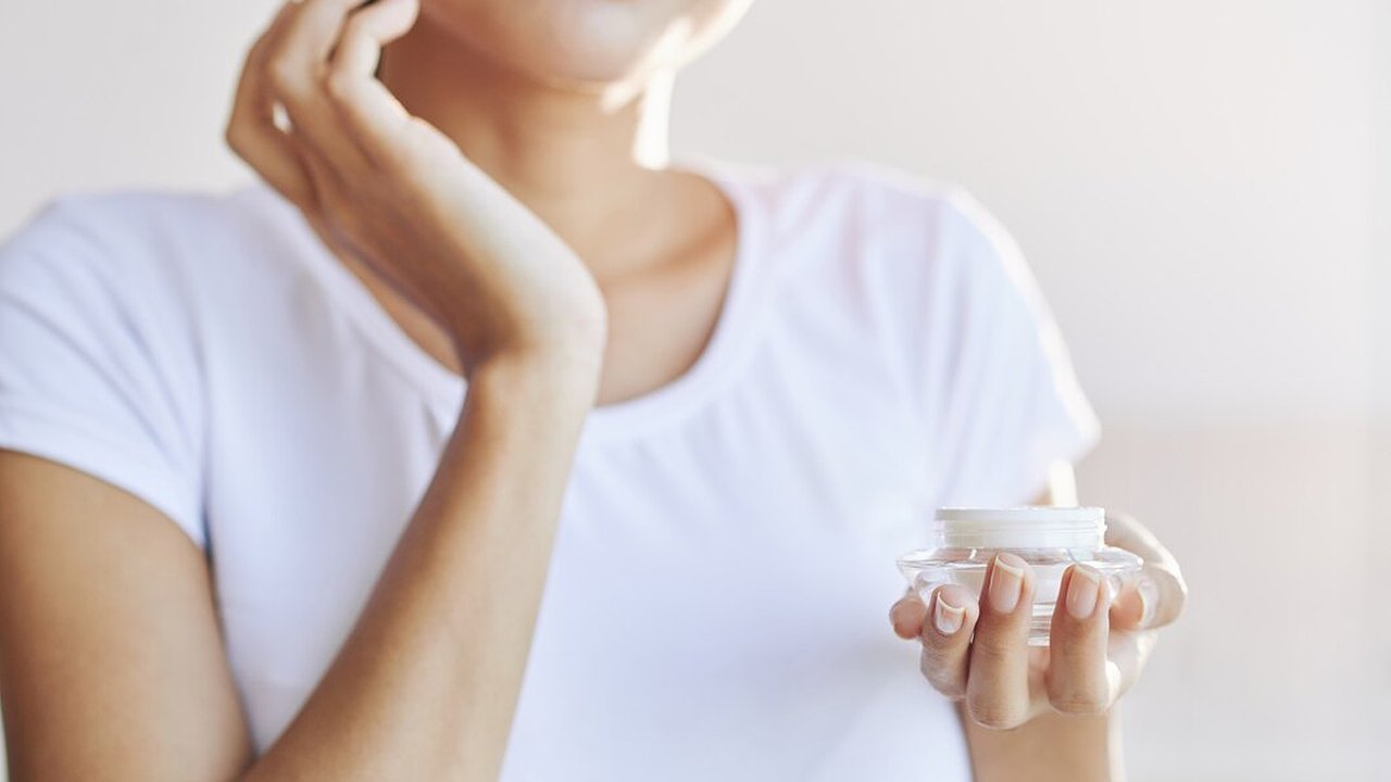 Главная картинка новости: Стоят сущие копейки, а эффект не хуже ботокса: топ 3 кремов от морщин в 2024 году