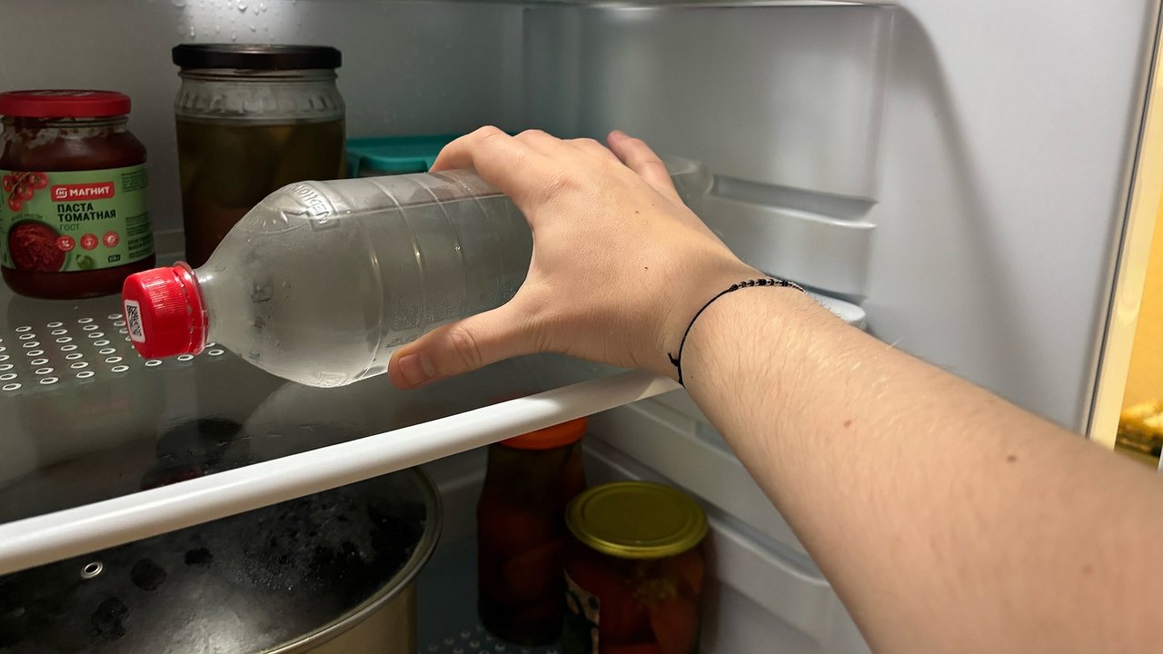 Главная картинка новости: Почти никто не знает о такой хитрости: бутылку с водой в морозилку – счета за электричество больше не беспокоят