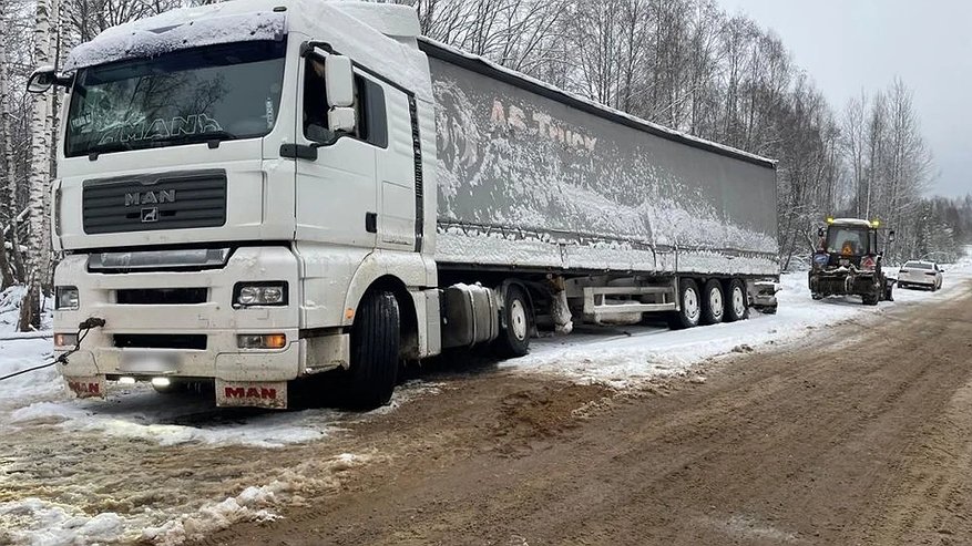 Главная картинка новости: В Костроме полицейские помогли водителю фуры из Рязани починить и вытащить из снежного плена машину
