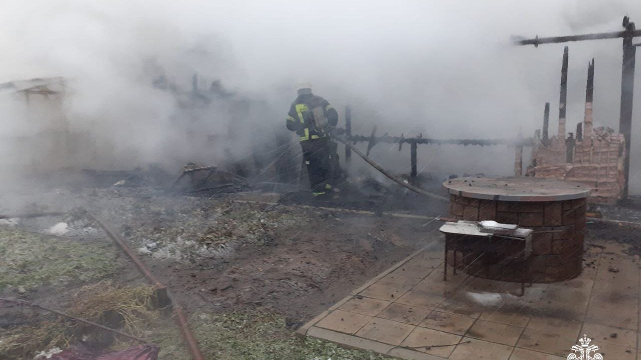 Главная картинка новости: 71-летний мужчина получил ожоги и отравился угарным газом при пожаре в жилом доме в Шарье