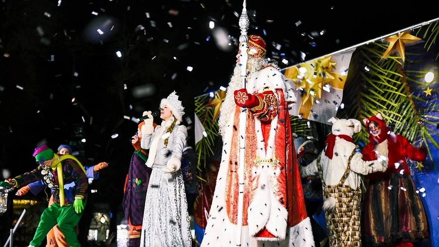 Главная картинка новости: В Костроме на главной новогодней сцене выступит Дед Мороз со Снегурочкой