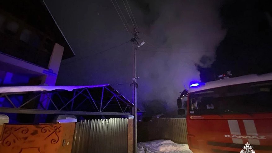 Главная картинка новости: Пытались спасти вещи: в Костромской области двое жителей чуть не погибли при пожаре