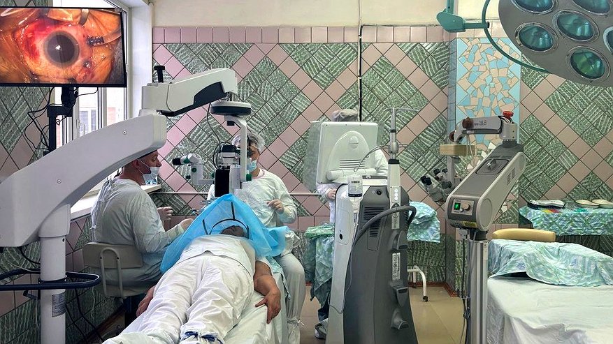 Главная картинка новости: В Шарье успешно провели сложнейшую операцию на сетчатке глаза