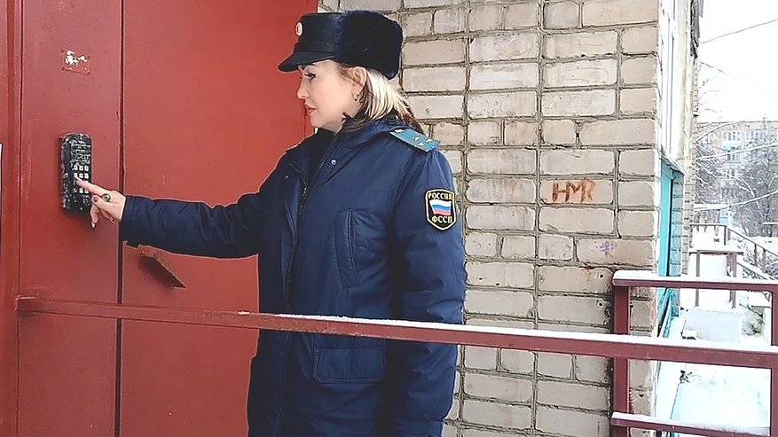 Главная картинка новости: В Костроме приставы заставили мужчину убрать трубы в ветканале