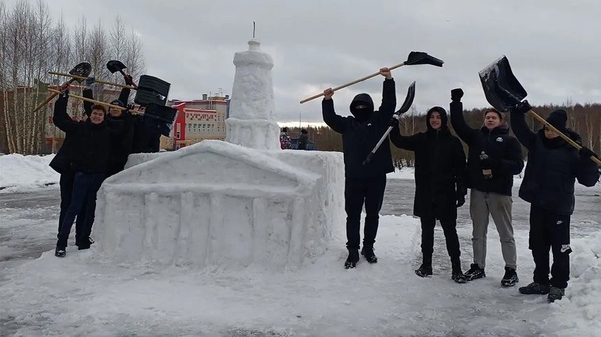 Главная картинка новости: Костромичи слепили снежную мини-копию Пожарной каланчи