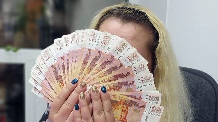 Главная картинка новости: В январе бумажные деньги больше не примут в магазинах: неприятный сюрприз для всех россиян