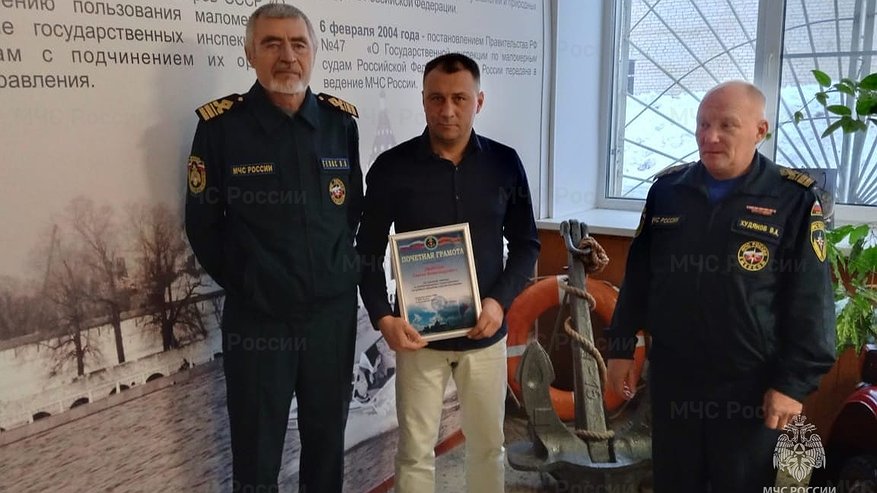 Главная картинка новости: Сотрудники МЧС поблагодарили костромича за неравнодушие