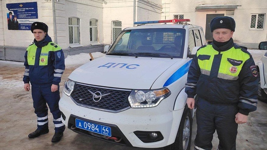 Главная картинка новости: Экипаж ДПС спас семью из Вологды из снежного плена в Костромской области