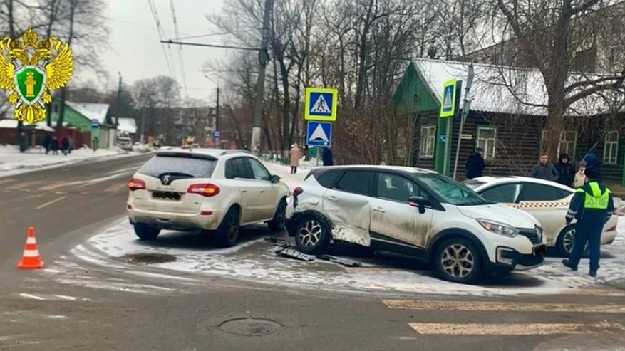 Главная картинка новости: 7-летний мальчик пострадал в массовом ДТП в Костроме