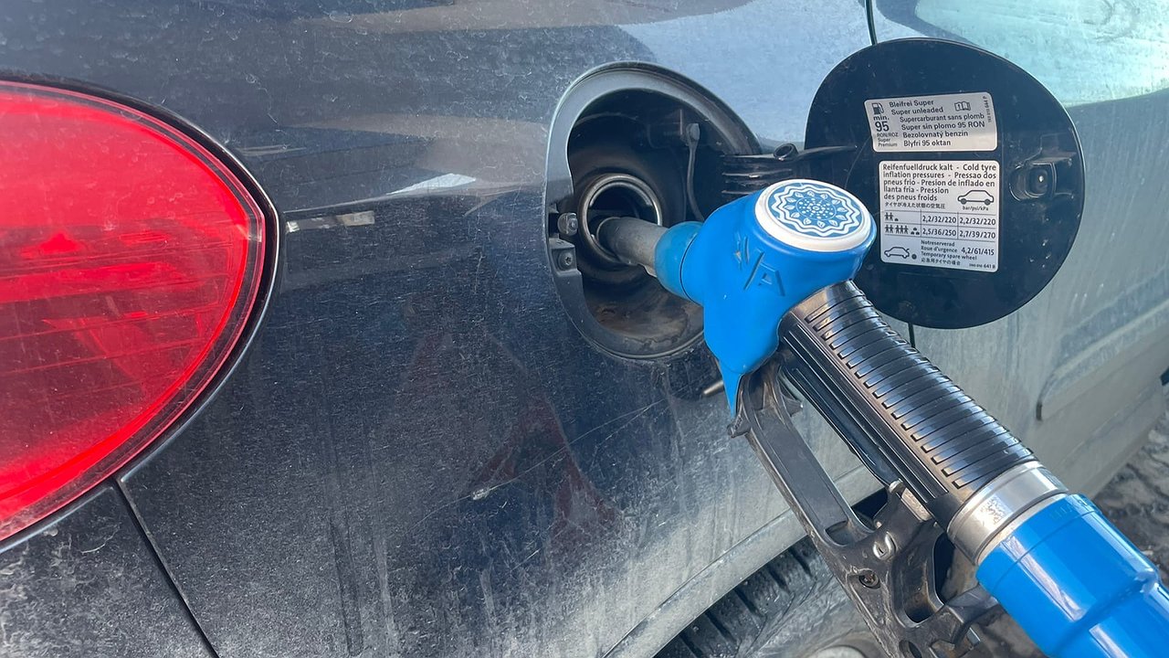 Главная картинка новости: Как с помощью одной хитрости с заправочным пистолетом на АЗС залить полный бак бензина - куда нажимать