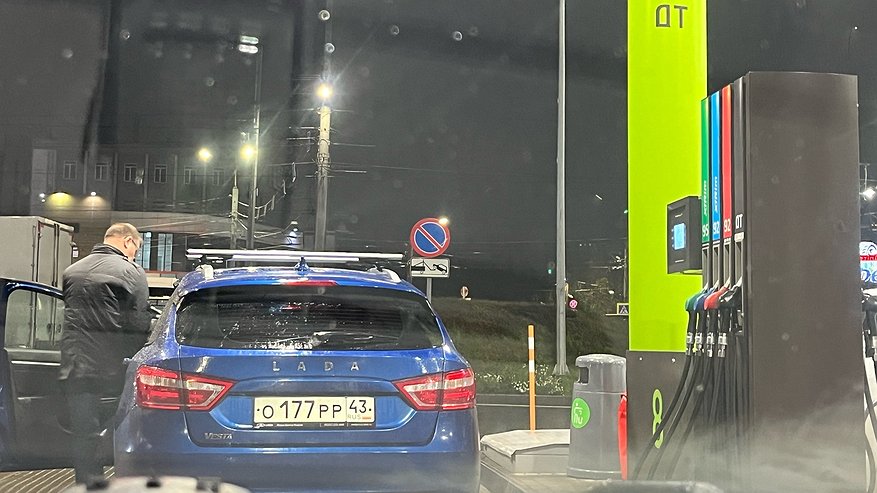 Главная картинка новости: С помощью простой хитрости с заправочным пистолетом на АЗС можно залить полный бак бензина - куда нажимать