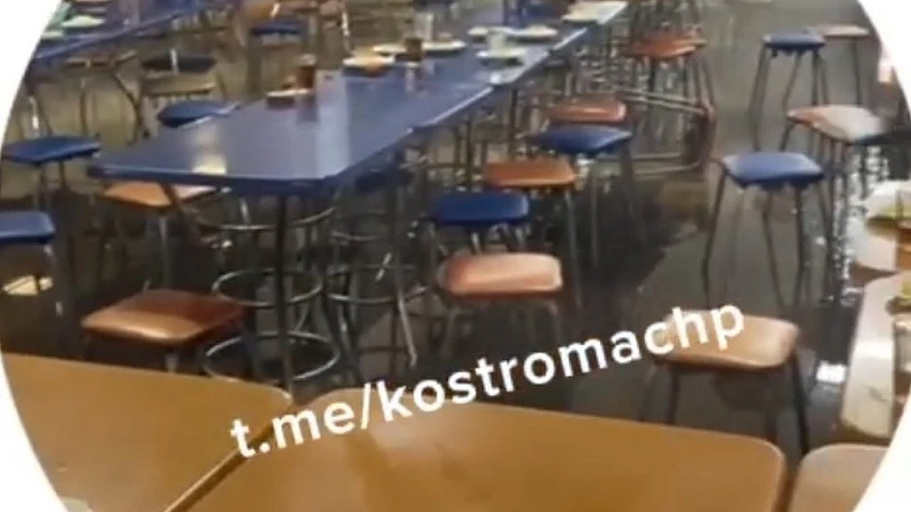 Главная картинка новости: В Костроме чуть не затопило столовую в гимназии №25