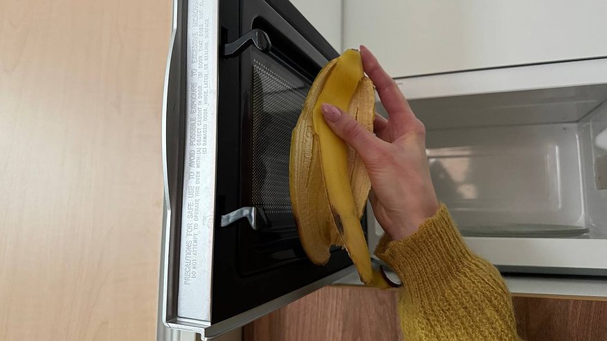 Главная картинка новости: Беру банановую кожуру и натираю: мусор стал на вес золота - вот как использую в хозяйстве