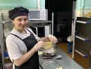 Вливаю это в тесто: блины получаются кружевные и очень вкусные — даже тоньше бумаги