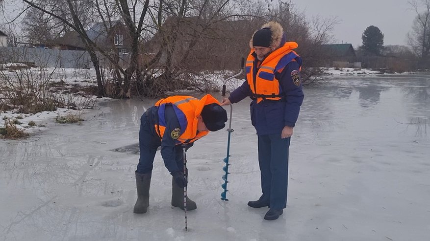 Главная картинка новости: Сотрудники ГИМС оценили толщину льда на водоемах Костромы